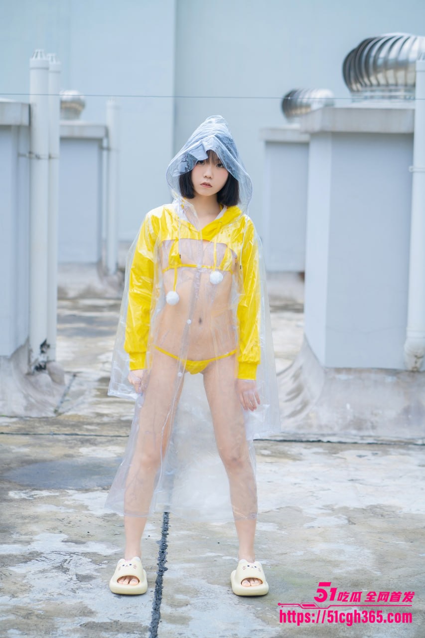 极品小萝莉 一只小栗奈 雨中天台独特Cos表演 内裤紧勒骚穴 逼缝若隐若现 画面香艳诱惑！
