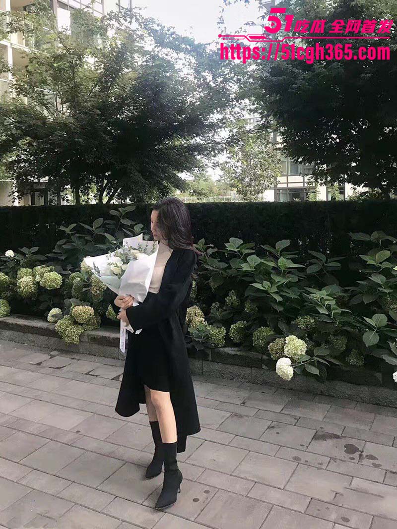 上海银行职员 邓雅文 与男友性爱视频流出 跪地口交舔蛋 无套后入猛操臀浪翻涌 传教士体位狂插蜜穴！
