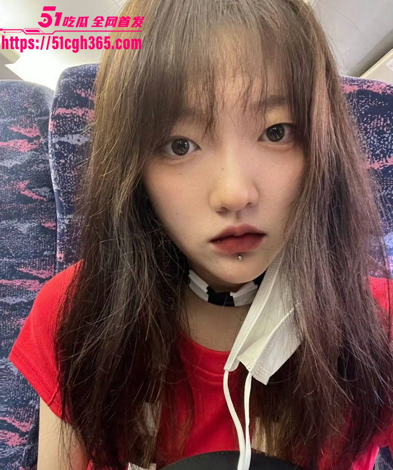 青岛幼儿职院大四学姐高铁闪约 认识12小时被瓜友拿下 粉嫩骚逼无套内射 自己舔奶揉胸浪叫不止！
