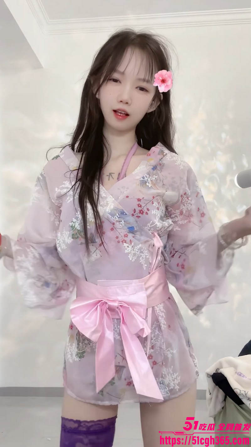 新晋福利姬 小妮子 紫黑丝袜福利来袭 情趣装裸舞翘臀狂摇 震动棒狠插嫩穴喷汁 尺度拉满！