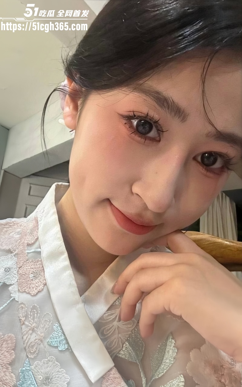 河北唐山淫荡骚妻 被绿帽癖老公献给好兄弟 身穿黑丝女仆装被无情打桩！