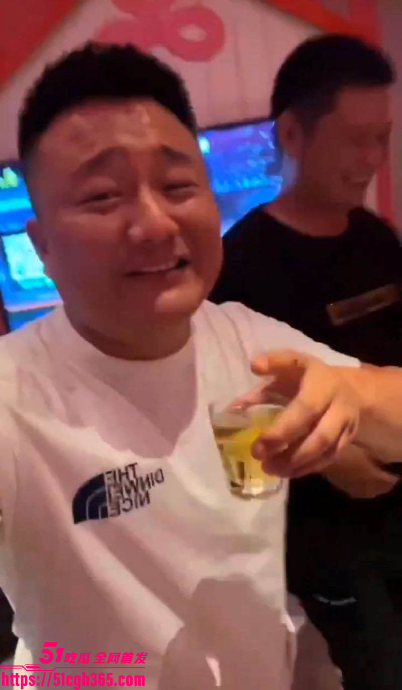KTV狂欢夜！酒劲上头妹子醉眼朦胧 直接上演活春宫大戏 当众啪啪尺度炸裂！
