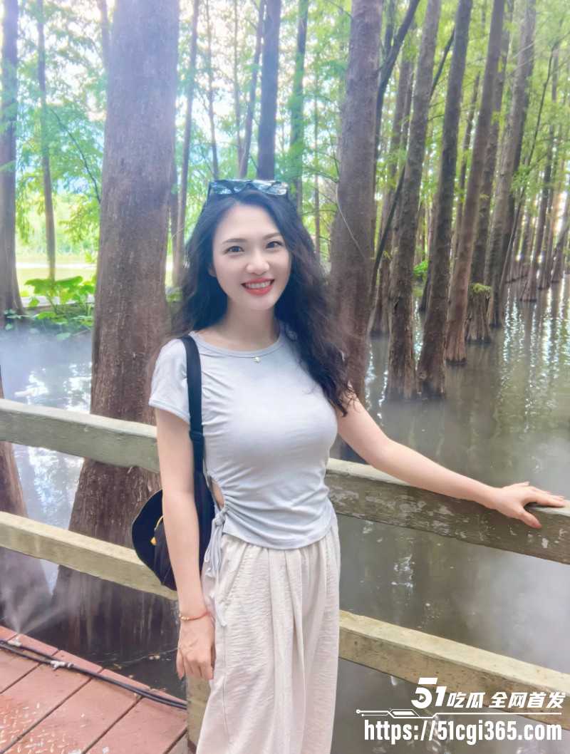 乱伦大神 善良的小嫂子 与饥渴嫂子房间内激情交欢 性感表姐在门口疯狂偷窥！