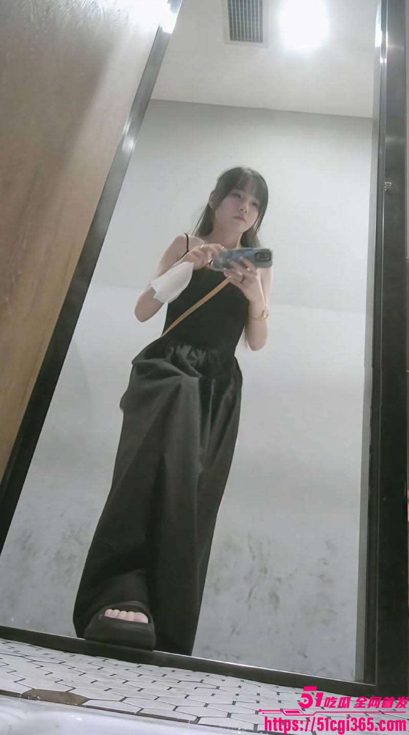 厕拍猎奇大赏女神们女厕放尿春光乍泄 6