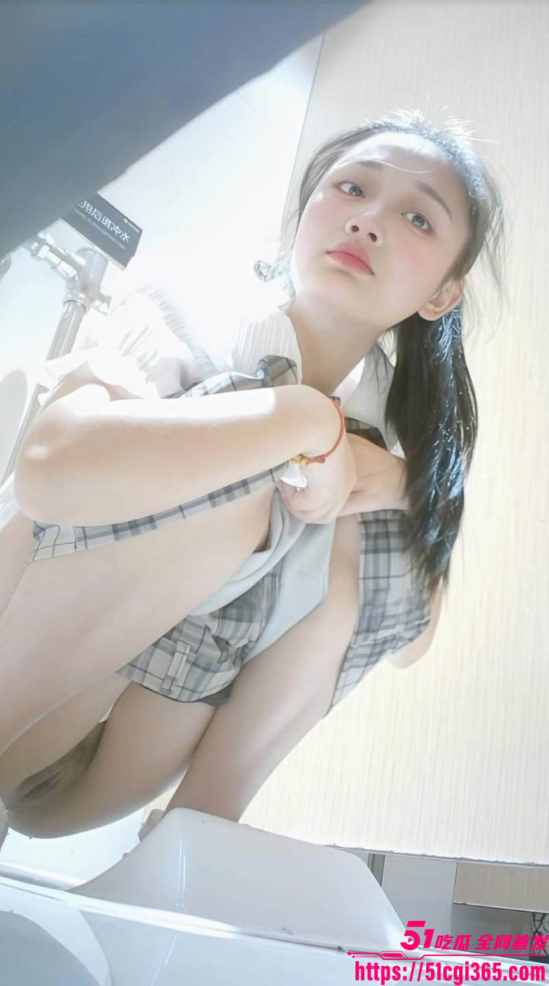 厕拍猎奇大赏女神们女厕放尿春光乍泄 5
