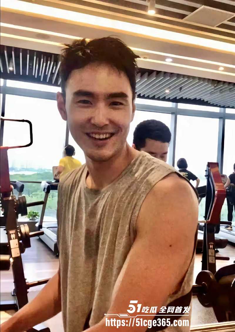 阮经天被曝与小20岁女友交往一年08