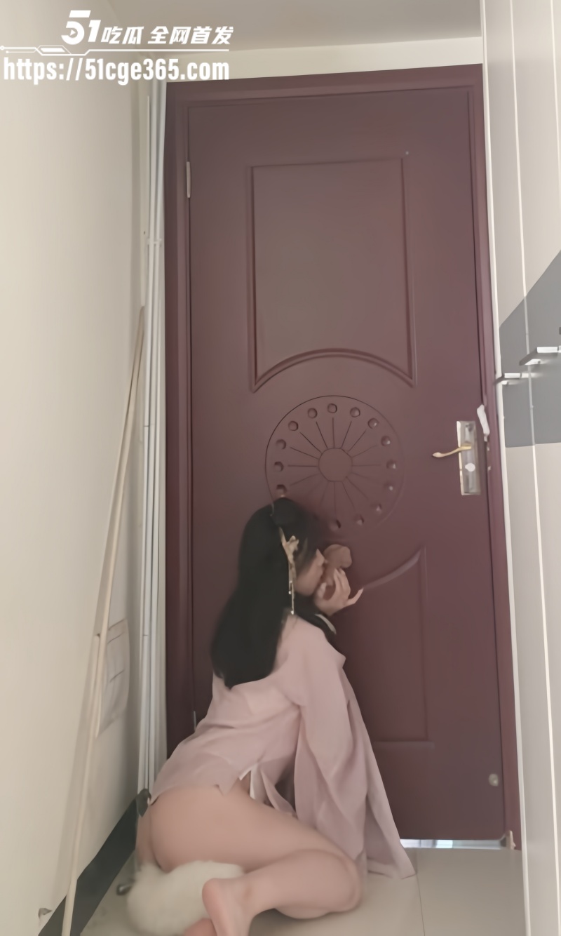 清纯女大学生 被调教成骚浪小母狗 肛塞爬行喷潮高潮喷水 狂野调教无比淫荡！