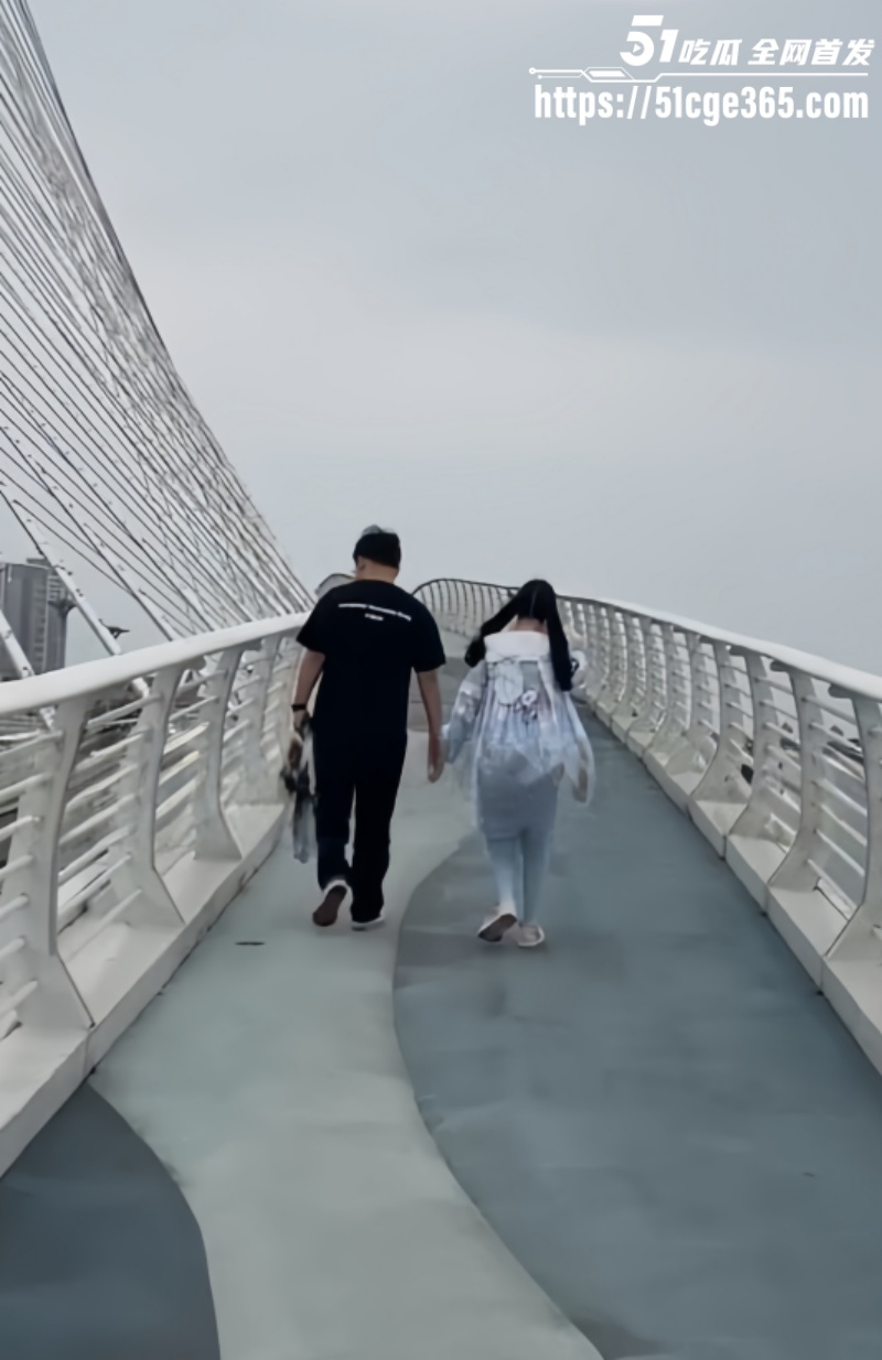 推特极品萝莉少女 冰凌紫萱 用肉体报答粉丝 车内激情大战 高潮淫叫激情不断！