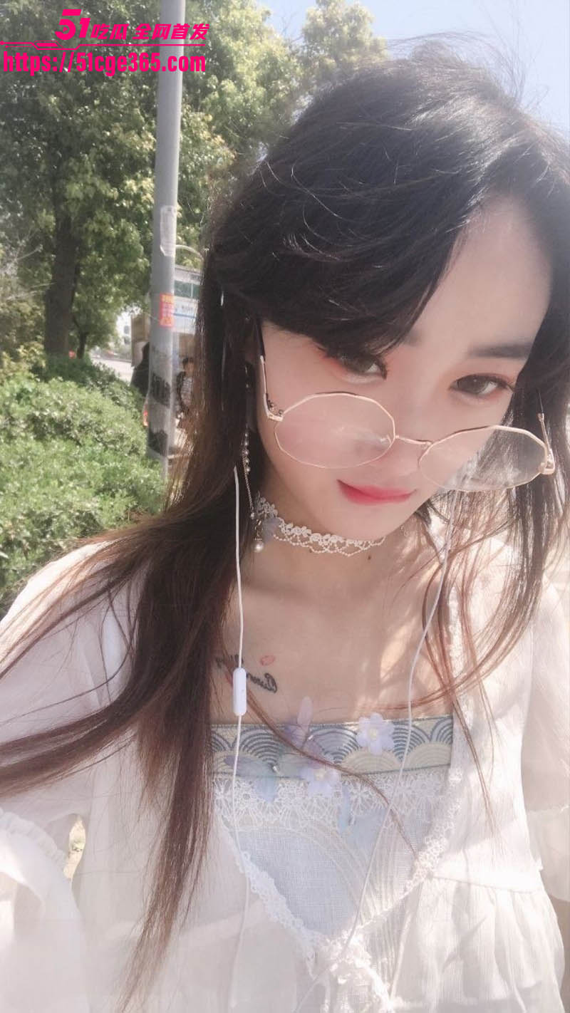 西安大三女神 吴诗涵 性爱视频惨遭富二代男友分手后曝光 跪舔爆操调教 清纯女神变骚浪母狗！