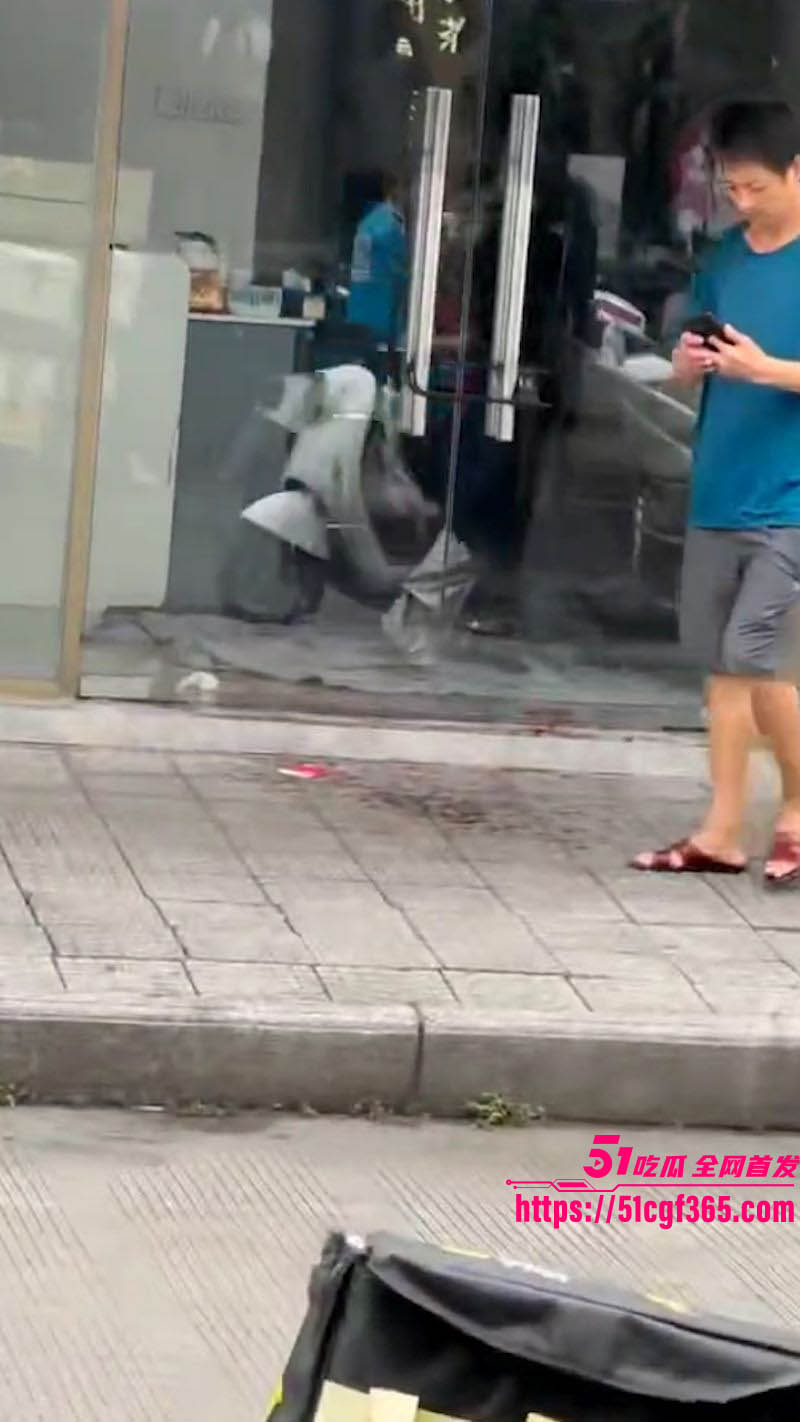 广西柳州柳北大润发精神小伙斗殴持刀砍头皮事件 3