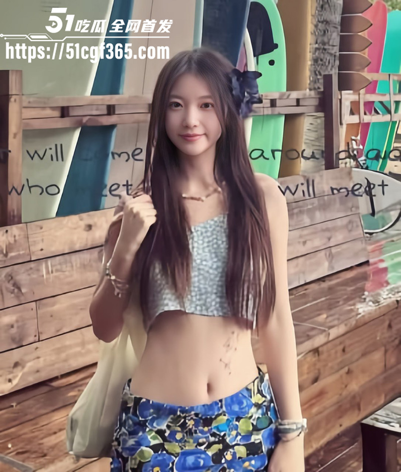 上海顶级白富美 偷情小黄毛做爱曝光 露脸口交红唇吞吐肉棒 蜜桃臀高翘无套后入猛操淫水四溅！