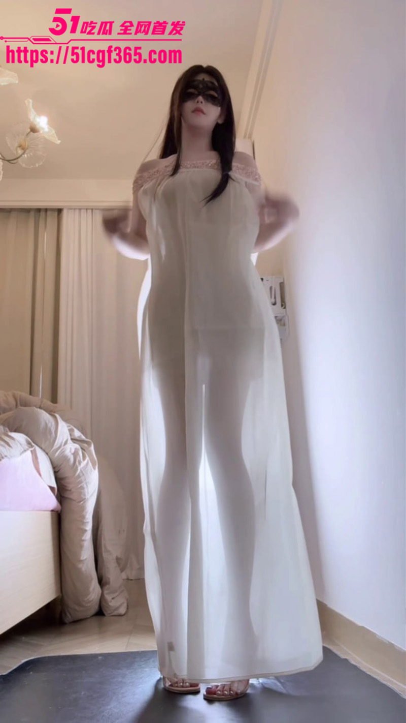 抖音清纯女神 不要凶小乖 美腿玉足极品身材 隔裤自慰淫叫连连 潮喷淫水流淌一地！