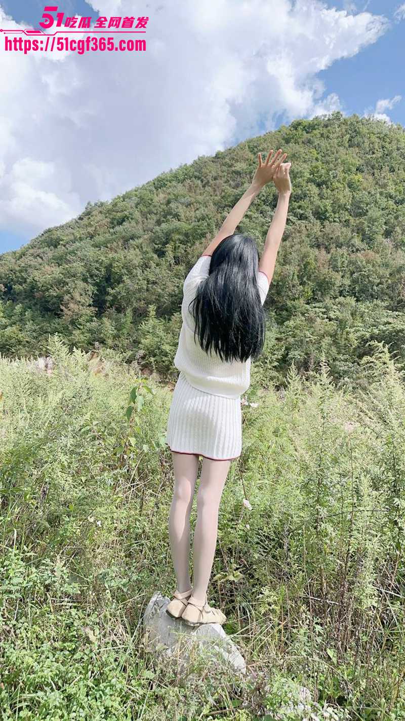 51原创小姨子的秘密 姐夫与小姨子户外采野果 玉米地里吹箫后入 回到车里再内射喷水！