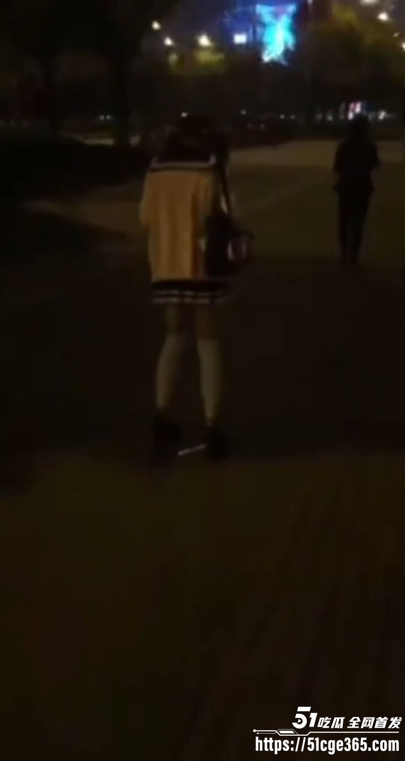 小仙女竟当街尿尿！白丝萝莉被主人牵着边走边尿 尿液蜿蜒流淌 刺激爆表看呆路人！