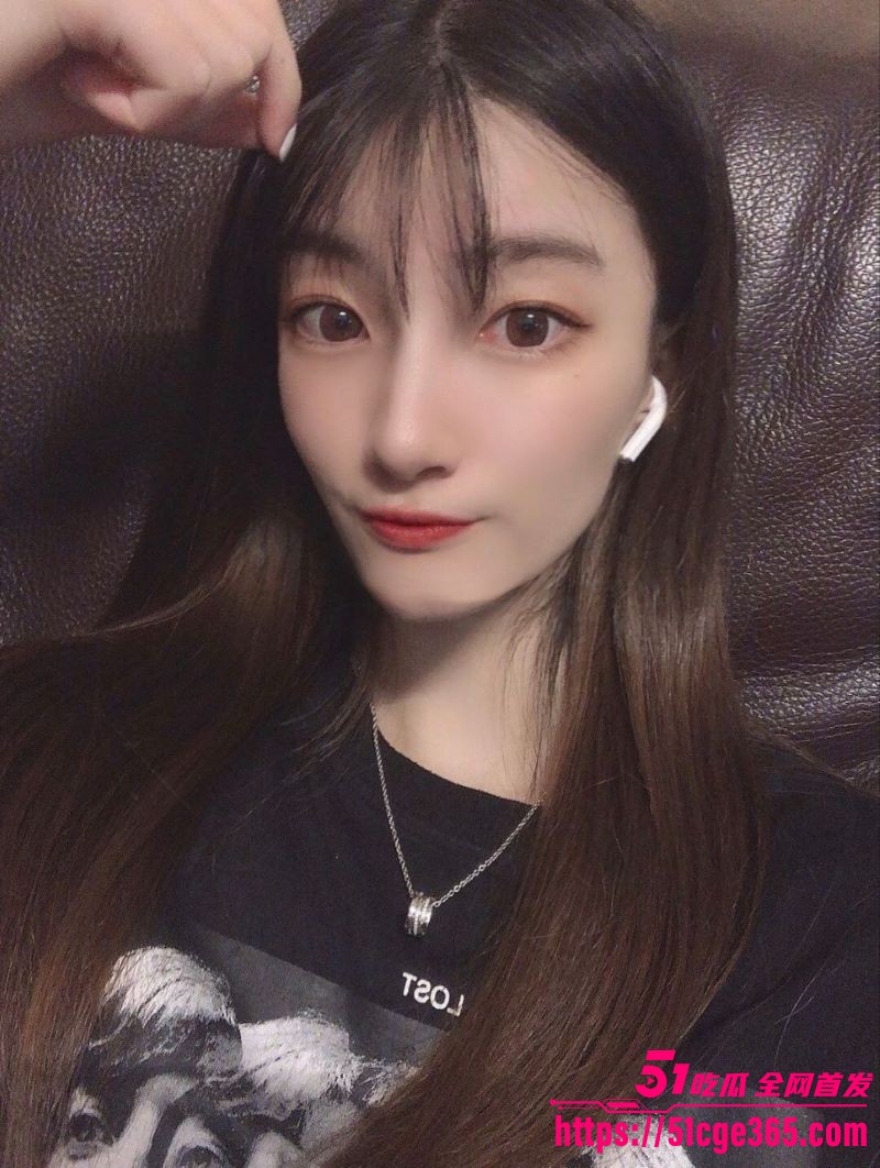 重庆母狗 姜舒悦 与男友在家疯狂做爱 黑丝长腿足交榨精 乌黑骚穴吞吐棒身汁水四溅！