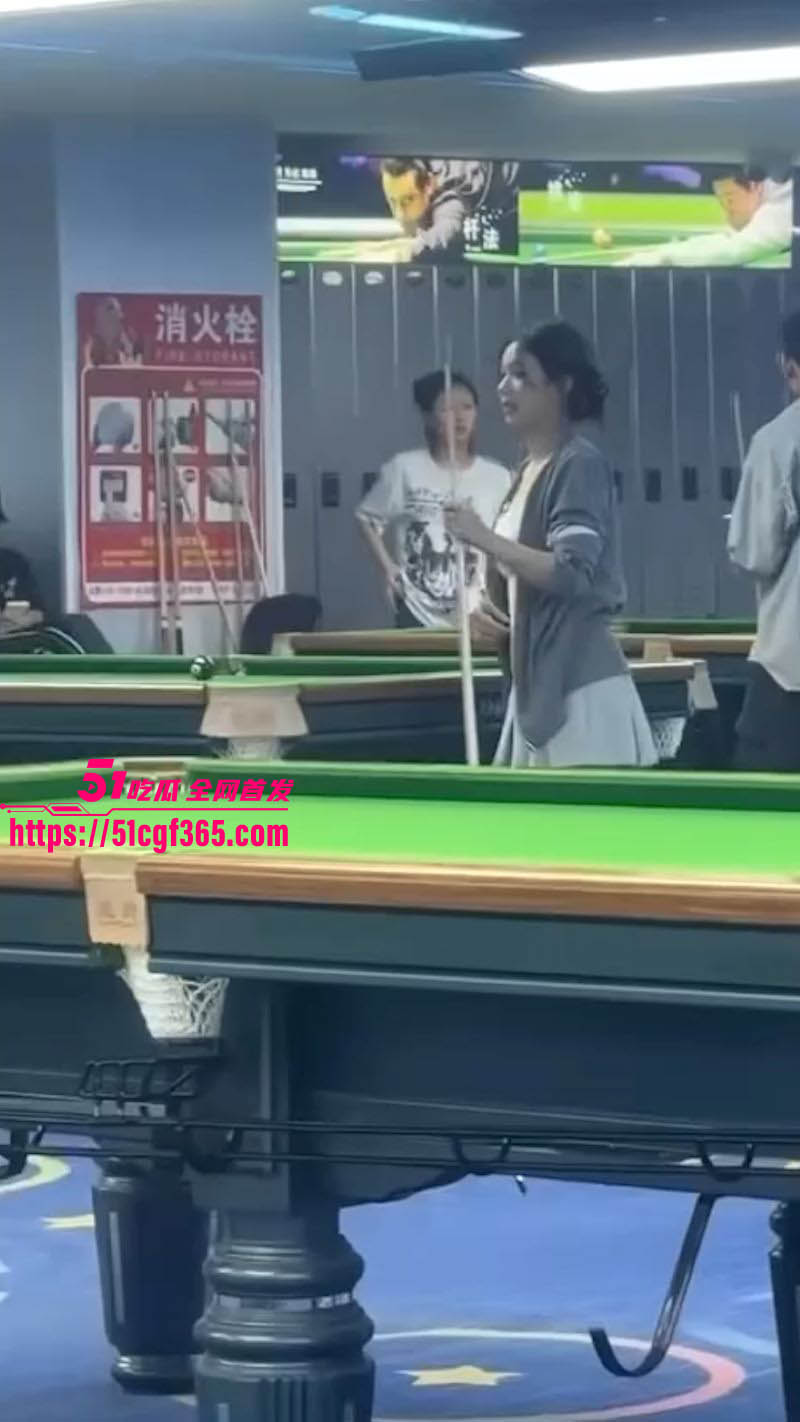 台球厅惊变鸡窝超短裙小妹故意露底裤 4