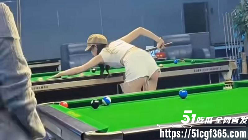 台球厅惊变鸡窝超短裙小妹故意露底裤 6