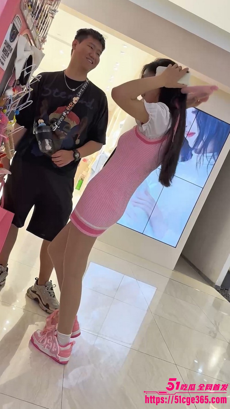 商场超高颜值美女裙底抄底偷拍 4