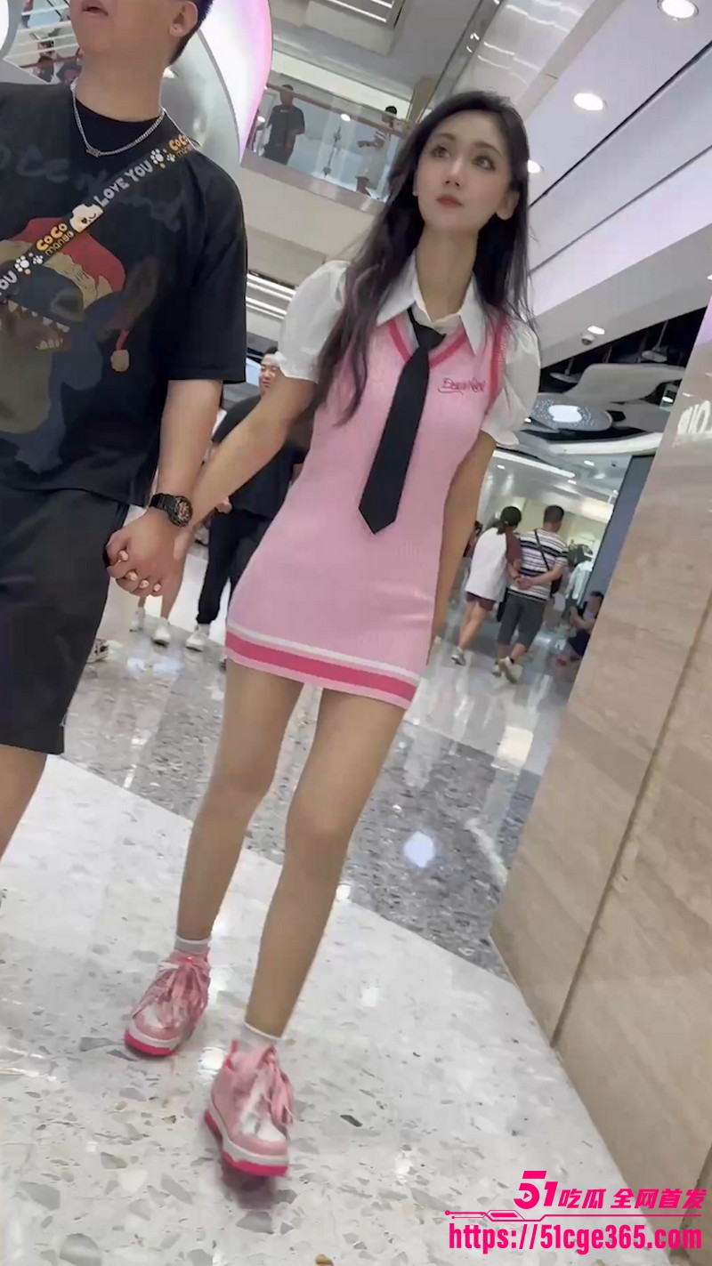 商场超高颜值美女裙底抄底偷拍！粉裙清纯小姐姐 白色底裤高清曝光 翘臀若隐若现简直撸点爆炸！