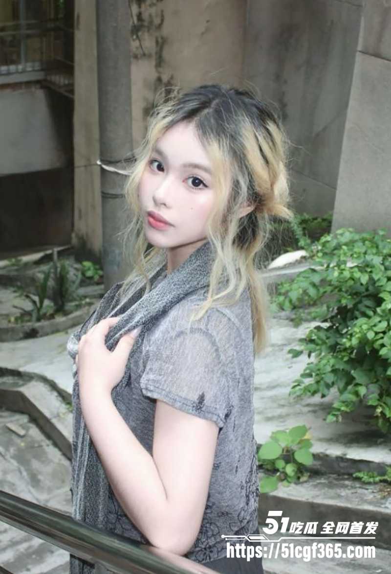 黑龙江鹤岗高颜美女 穿貂皮开档黑丝骑乘做爱 露脸深喉被男友怼拍 风骚至极淫态尽显！