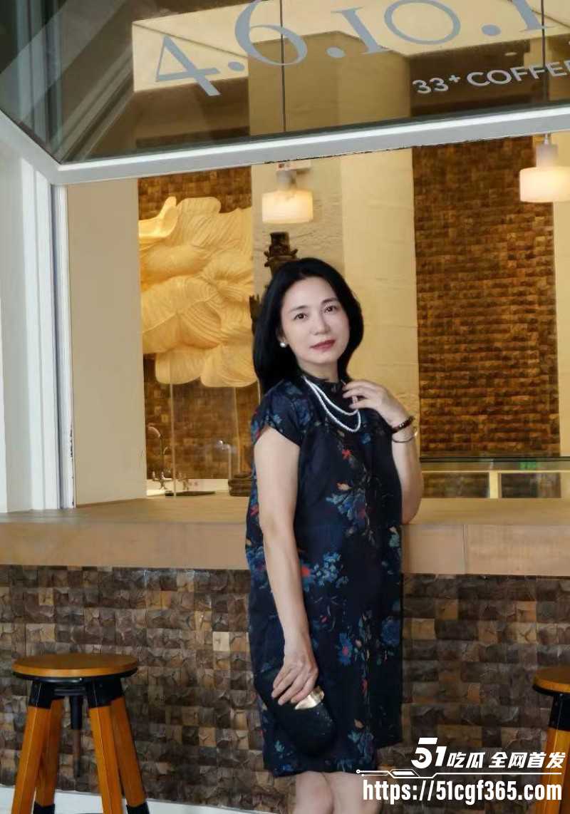 乱伦大神 善良的小嫂子 瑜伽裤搭配性感白丝白袜 后入狂顶嫂子湿滑敏感宫腔！
