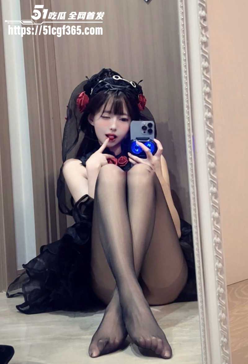 超美巨乳网红 小马漫漫 各种情趣装性感露奶 黑丝美腿玉足撩骚 水润鲍鱼若隐若现 淫媚表情诱人至极！