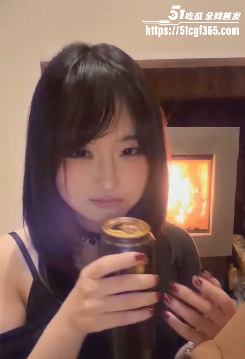 福利姬 噗噗 背夫与情人约会偷欢 娇羞似情窦初开 吸吮肉棒被无套后入 媚眼如丝吞下情人浓精！