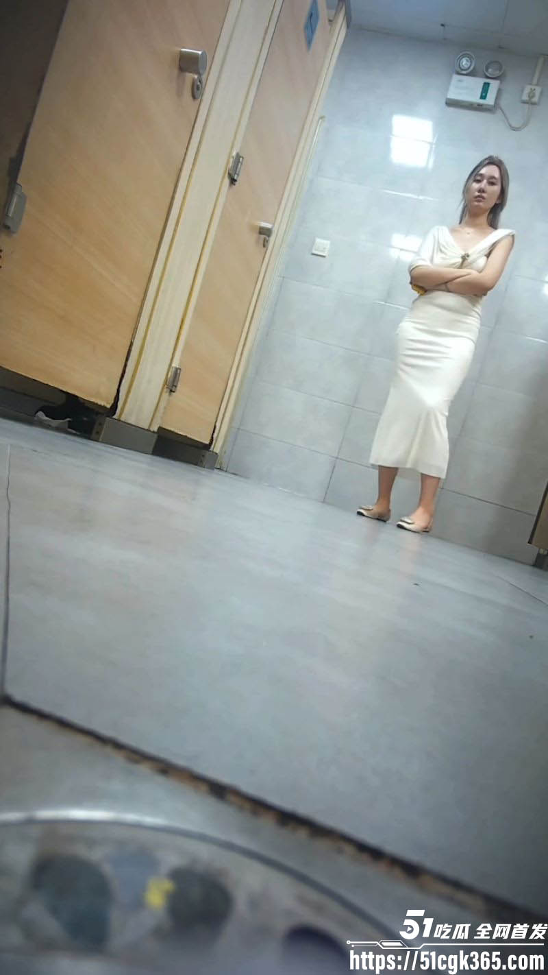 高颜值女神厕拍福利 极品白虎穴喷尿 小母狗夹跳蛋出门执行主人任务 厕内狂欢视频曝光！