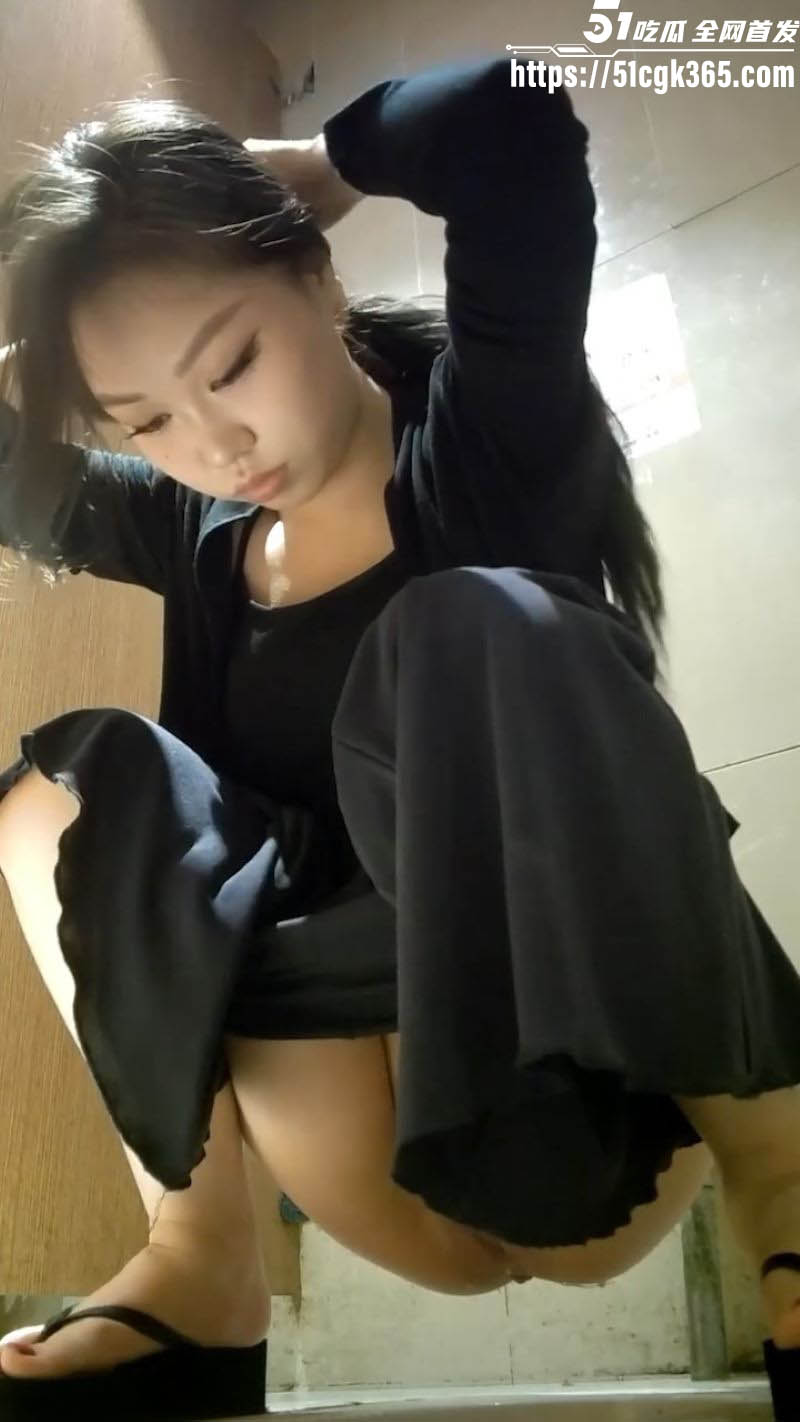 高颜值女神尿喷白虎穴小母狗夹跳蛋出门 3