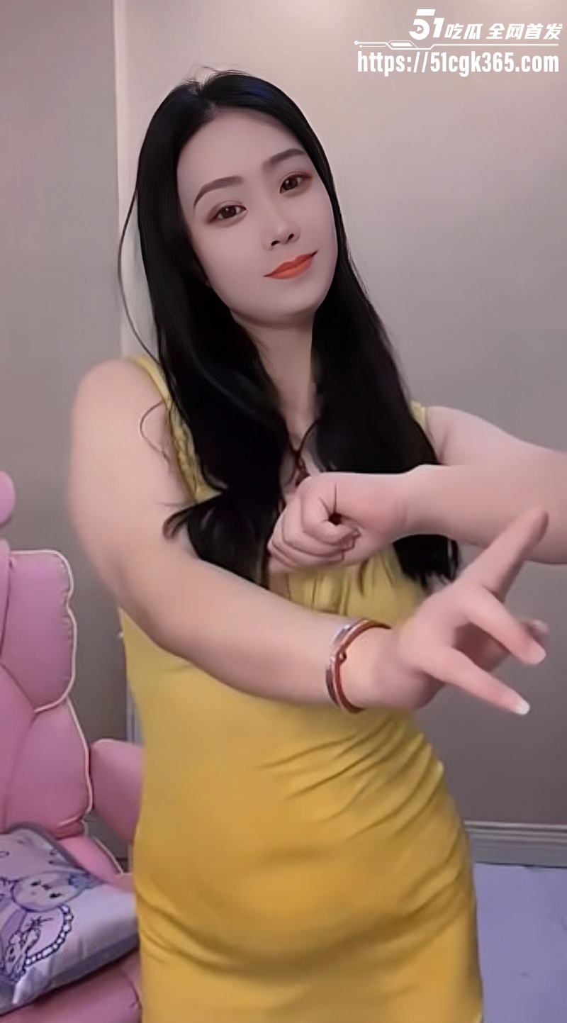 抖音轻熟女 二舅妈 包臀裙热舞视频 揉捏纹身巨乳轻抚骚逼 挑逗画面直击眼球 令人欲火难耐！