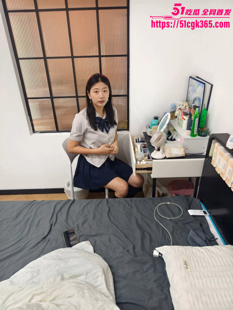 良家少妇露脸性爱视频流出 清纯美妻变榨精母狗 露脸口交 后入狂插直射嘴里 太他妈骚了！