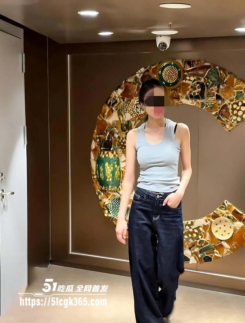 海角大神我的美女姐姐 撕烂姐姐的丝袜猛吸她的嫩穴 把鸡扒强行塞入她的嘴