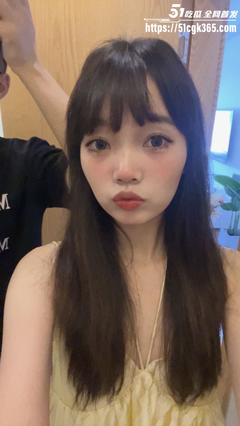 青岛清纯小妹 郑怡然 跟男友性爱视频泄漏 跪地口交小手狂撸大屌 反差感拉满！