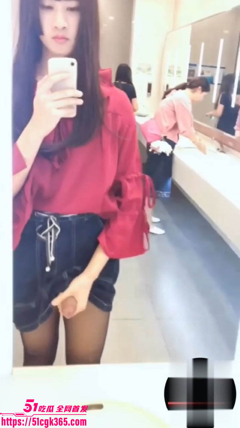 京圈极品TS女厕所狂撸！清秀妆容下暗藏巨屌 当众对镜自慰喷射 大胆程度让人直呼过瘾！