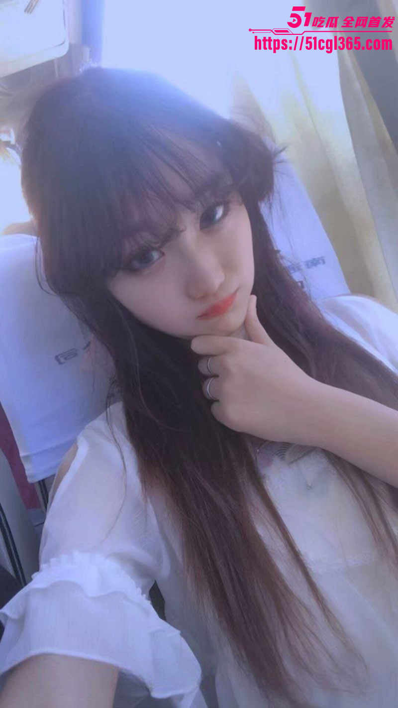 西安财经大学陈美玲 清纯学霸被金主包养调教成淫荡母狗 酒店跪舔巨棒翘臀高撅求操！