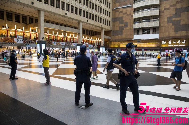 香港女游客醉倒台北车站 通缉犯当众拖墙角性侵10分钟 人潮涌动无人阻 马来西亚热心小哥报警救场！
