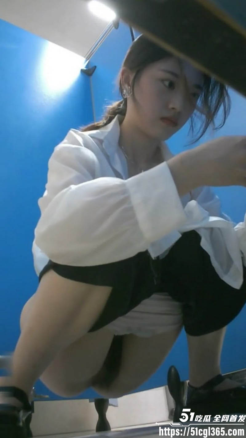 四川艺术学院女厕偷拍视频曝光！极品学生妹水润粉穴微张 近距离记录放尿瞬间 诱惑度拉满！