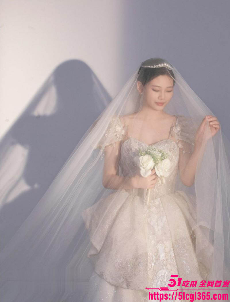 新婚极品少妇胡梦瑶被前男友带朋友3P群P 2