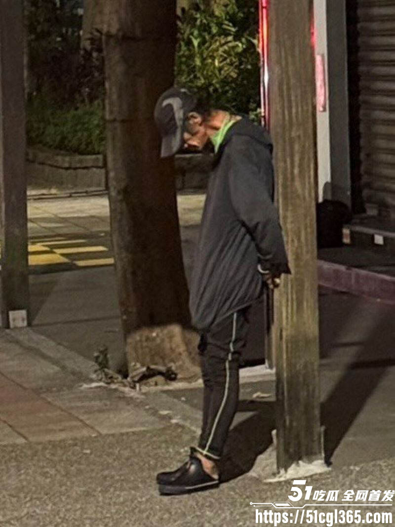 台北松山三民路惊魂夜！59岁徐姓男子半裸趁美女丢垃圾 拉扯手腕意图猥亵 妹子尖叫求救 骑士路人联手赶狼！