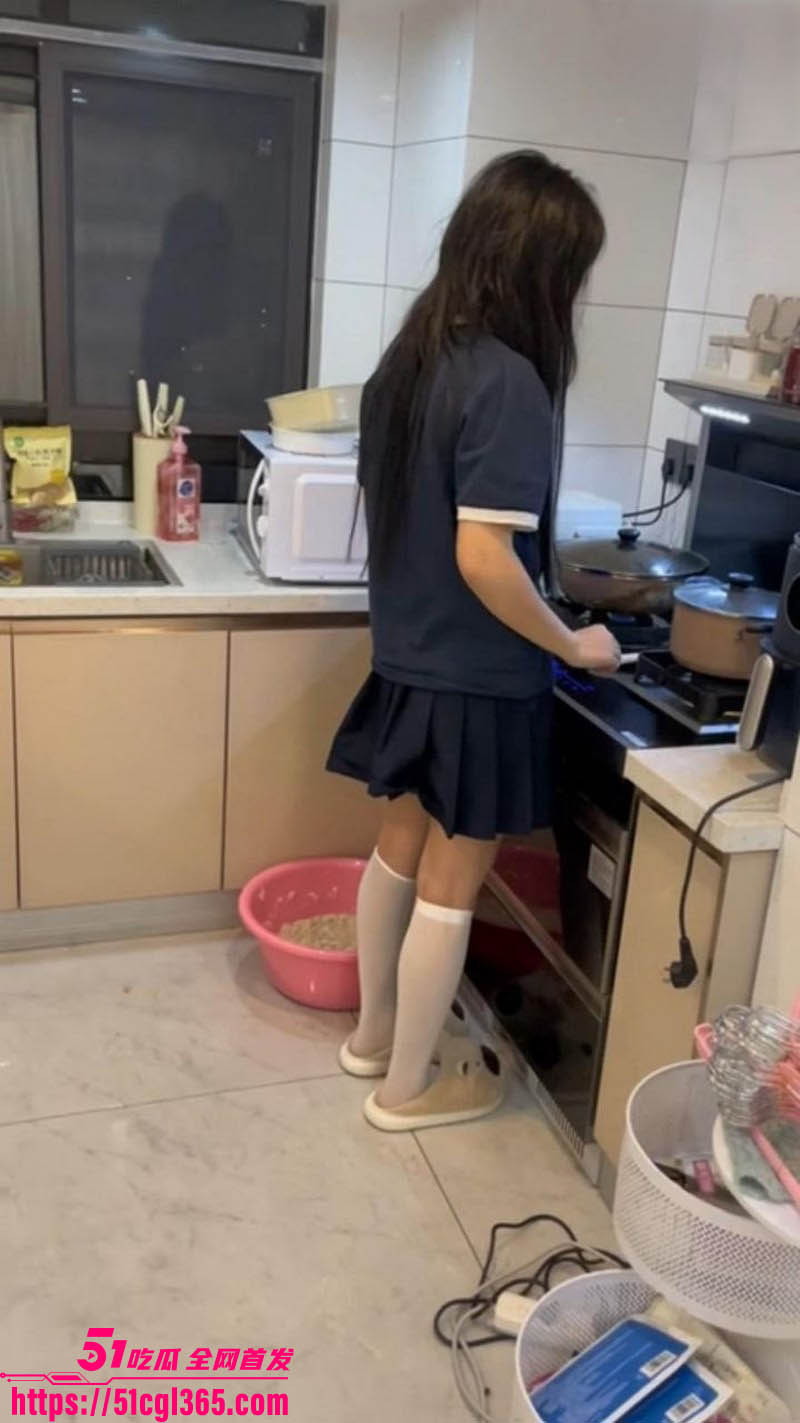 海角乱伦大神 我是奶气草莓 新作 强上半夜在厨房找饭吃的女儿 大屌狠捅粉穴 高潮淫水狂喷！