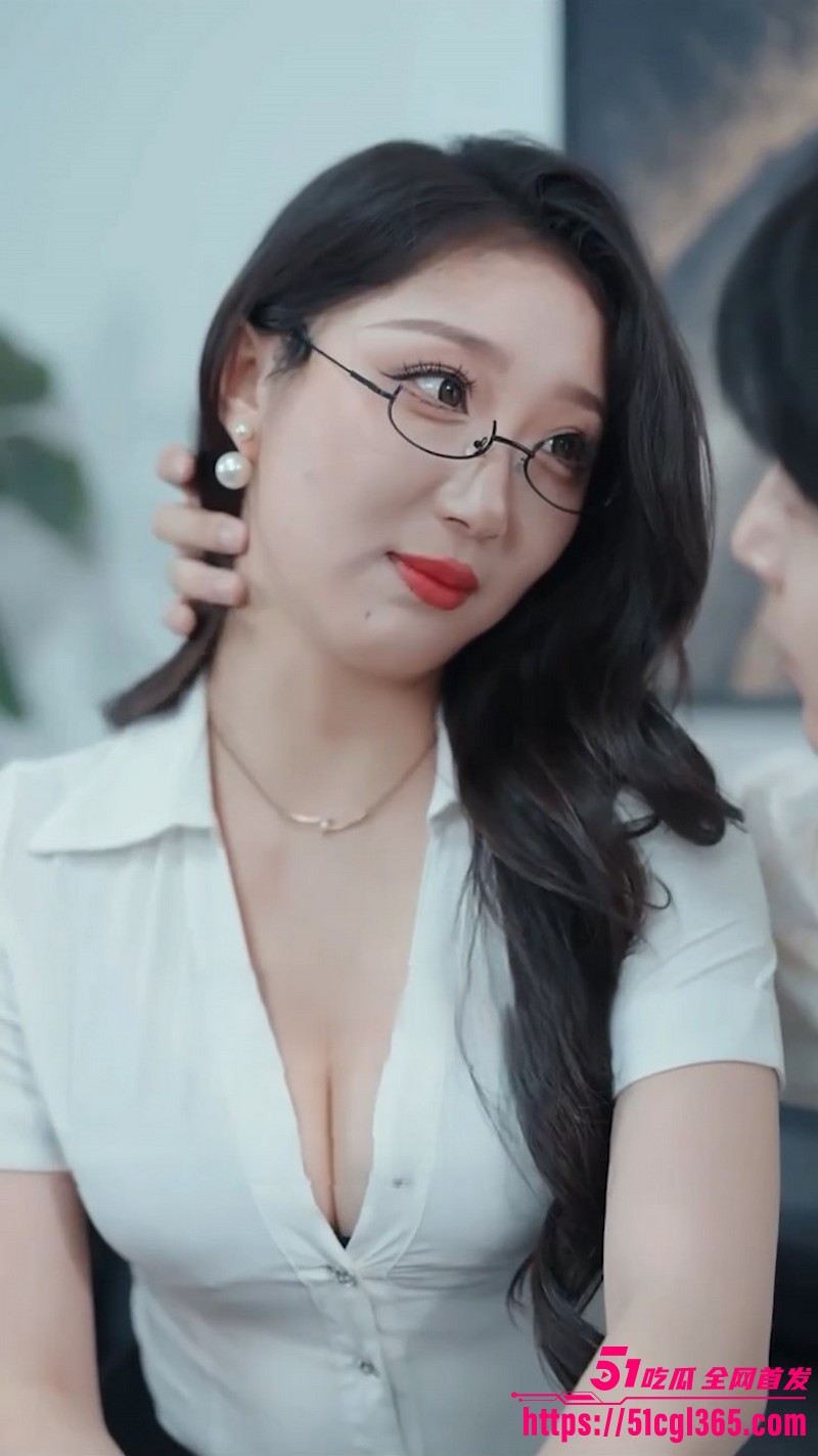 擦边短剧《小浩的幸福生活》时间停止下 一家三口乱伦狂欢 继母轮番中出女儿丝袜跪舔！