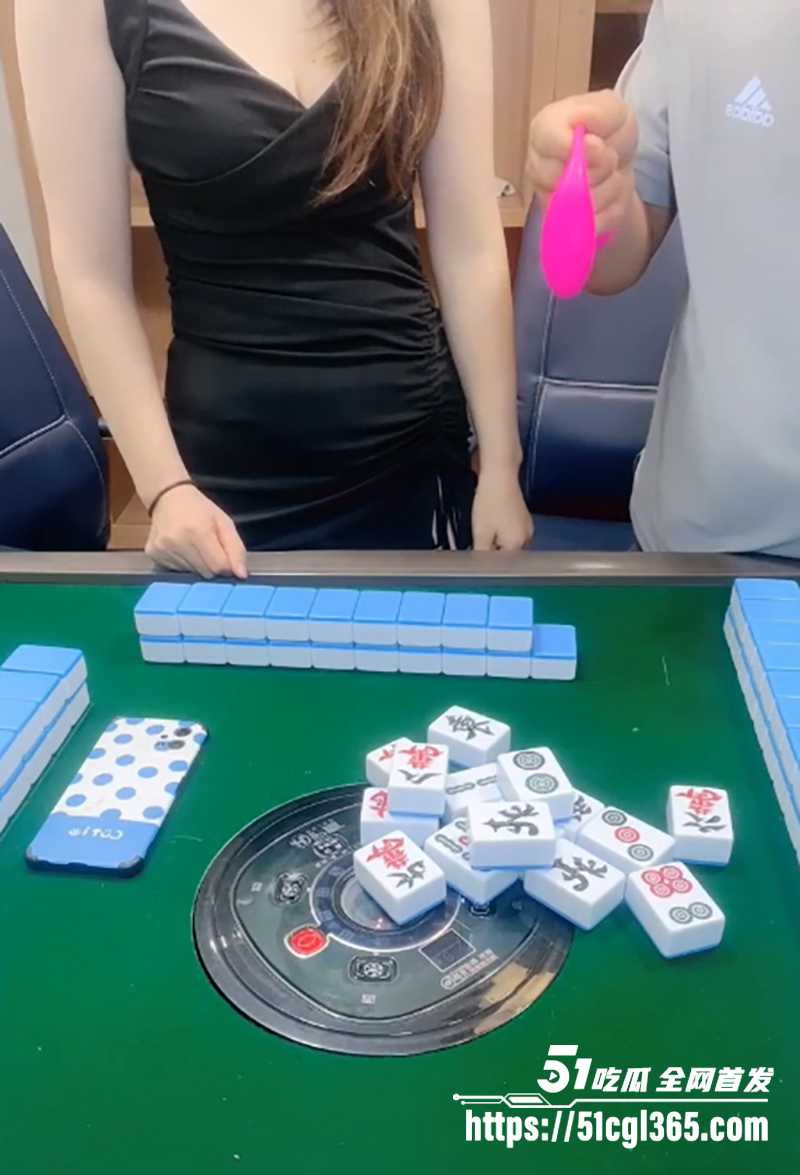 麻将馆剧情性爱直播 新婚小骚妇玩情欲麻将 被套路惨遭老板扒光强插！