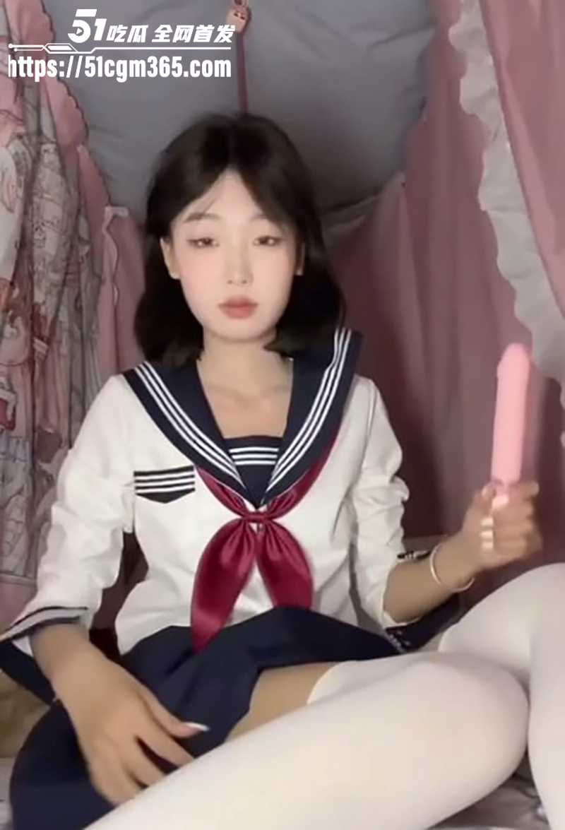 北京海淀萌骚校花 小薇 寻刺激玩网调 扮母狗全裸露脸叼内裤 听指令搞自慰 假屌疯狂抽插嫩穴！