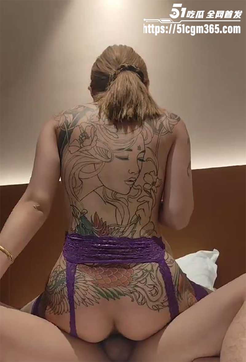济南20岁纹身娇妻 3P视频曝光 5 拷贝