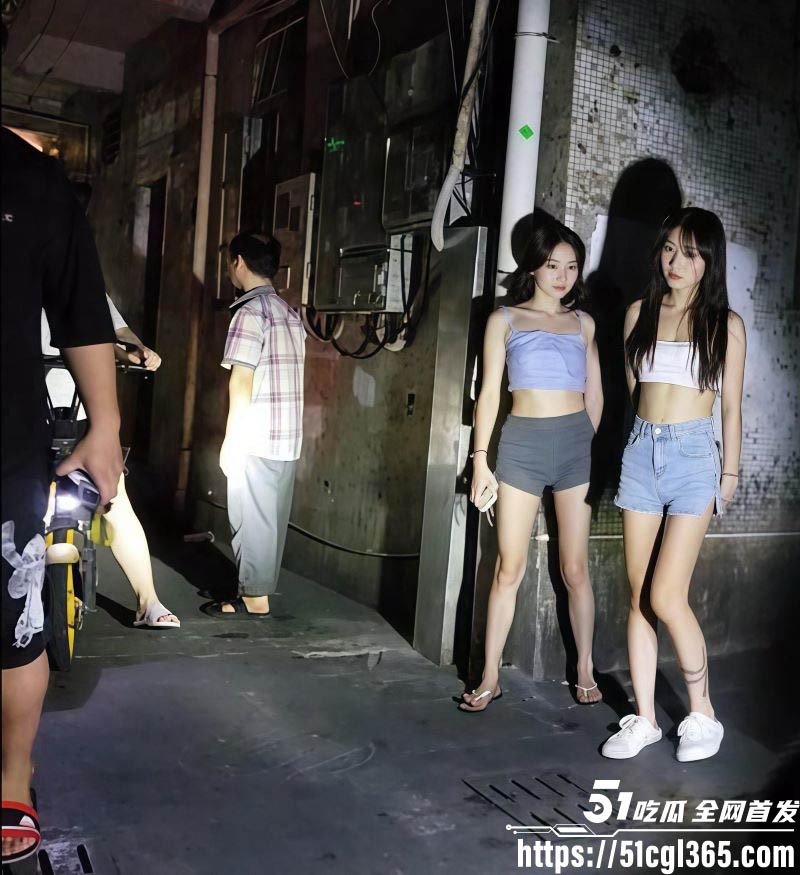 广西南宁琅西菜市站街女后续 火爆全网后竟排起长龙队 小姐姐骚逼被操到冒烟 嫖客蜂拥扫街狂肏！