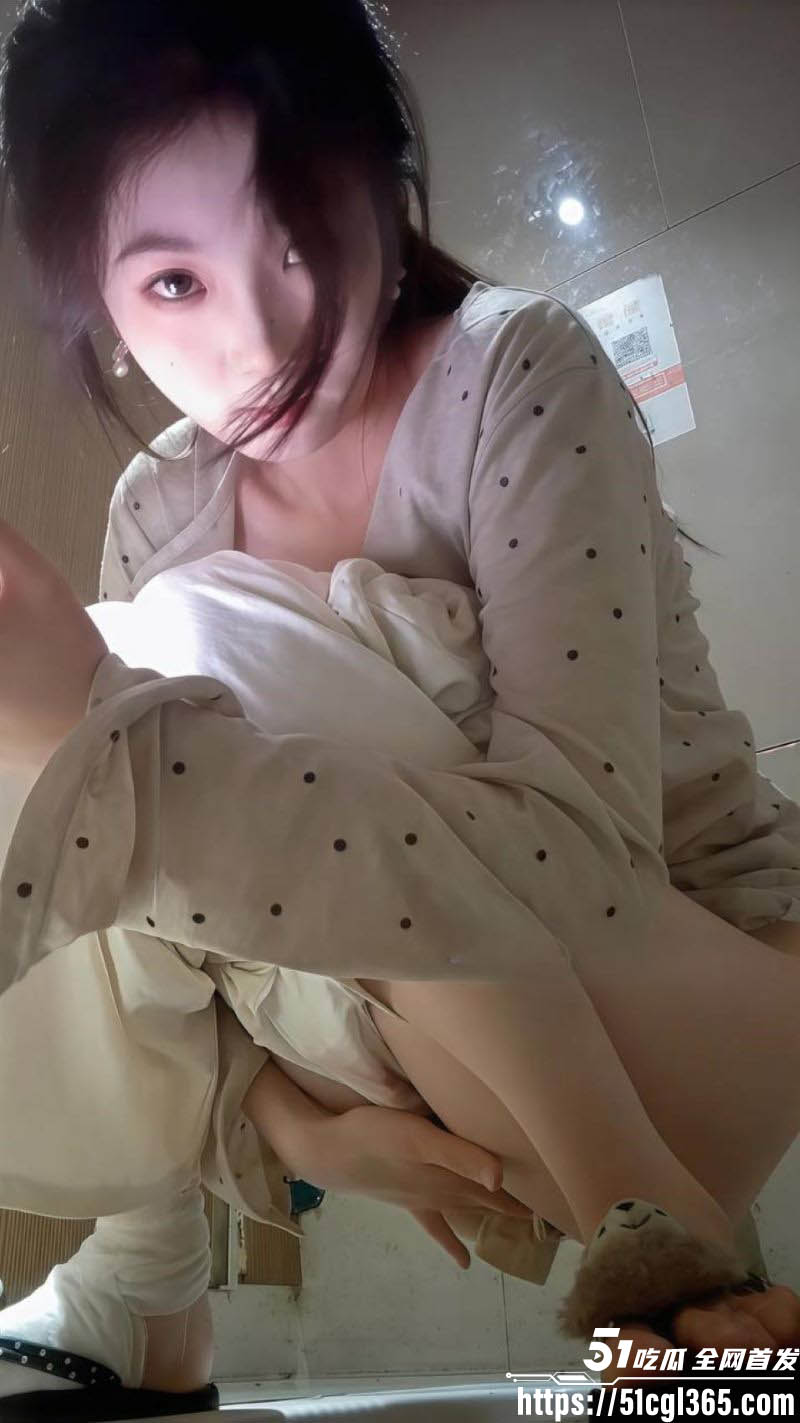 精选厕拍高颜值小姐姐撩裙翘臀蹲尿 4