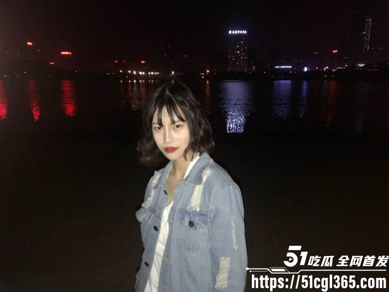 厦门刚毕业大学生 李敏熙 被包养调解 不想吃社会苦就吃鸡巴苦 对镜后入翘臀反差拉满！