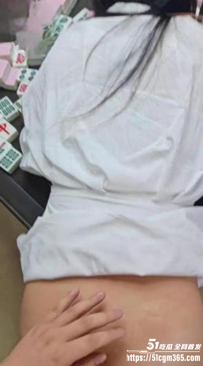 善良的小嫂子棋牌室暴操嫂子010