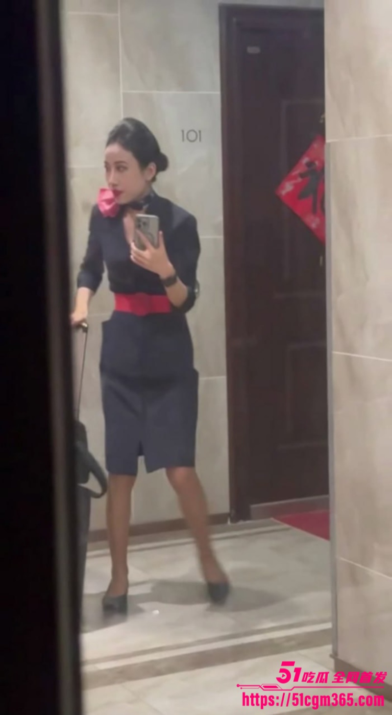 偷窥爱好者福利来袭 大神偷拍空姐日常曝光 真实窥视洗澡如厕 娇嫩身躯无限诱惑！