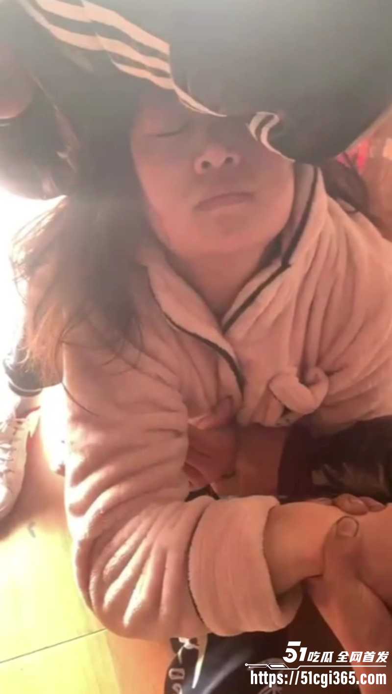 河南洛阳奸夫带小三回家被抓奸05